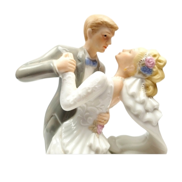 Porcelain Bride & Groom First Dance Musicial Figurine / Plays the Wedding March - Picture 5 of 7